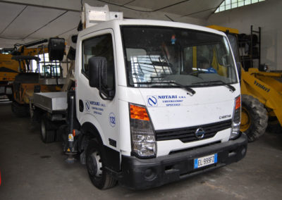 1 Nissan Cabstar con piattaforma elevabile integrata isoli